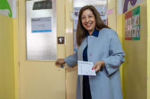 #Elecciones2023: ya emitió su voto la gobernadora Arabela Carreras en Bariloche