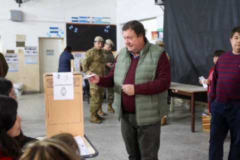 #Elecciones2023: Weretilneck emitió su voto en Cipolletti y habló sobre la ausencia de votantes