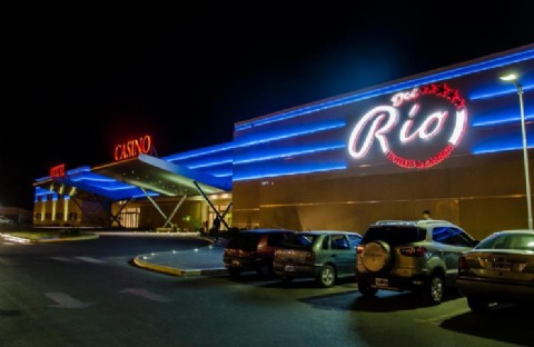 #Elecciones2023: la sucursal del casino Río de General Roca no respetó la veda y tenía las salas llenas