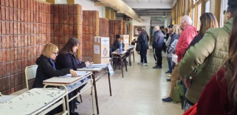 #Elecciones2023| Allen: un vecino de quiso votar, pero no encontró la boleta de su candidato y comenzó a peregrinar