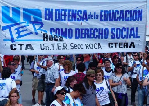 Carreras cedió ante los reclamos de los docentes y ofreció aumentos del 88 por ciento para cerrar la disputa