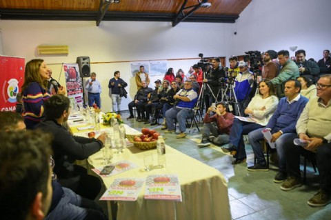 La gobernadora Arabela Carreras presentó la edición número 51 de la Vuelta de la Manzana