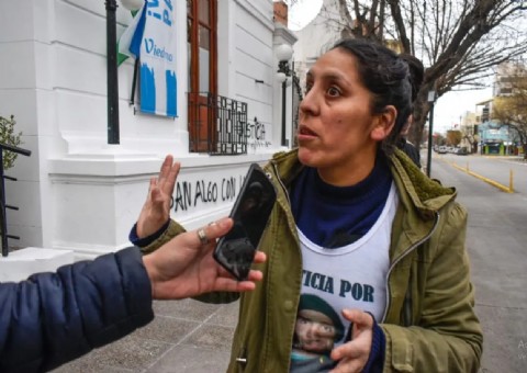 Familiares del joven asesinado en Río Negro apuntaron contra Carreras por decir que la ministra de Seguridad los recibió