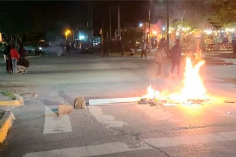 Noche de tensión y violencia en El Bolsón: atacaron al intendente y destrozaron partes de la ciudad