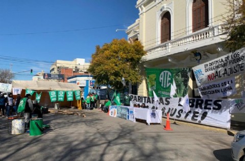 Corte de calles y acampe frente a la Casa de Gobierno por reclamos salariales