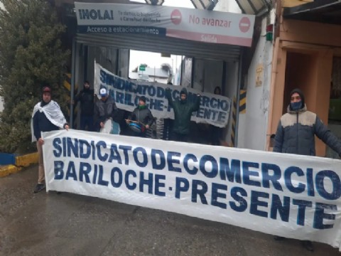Trabajadores de comercio reclamaron en un supermercado de Bariloche