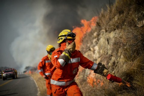 Continúan las tareas para sofocar el incendio en los lagos Steffen y Martin
