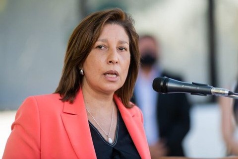 Otra vez marchan policías a Viedma y le reclaman a Arabela que los reciba para dialogar
