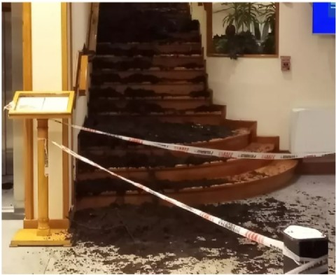 VIDEO| Un alud de barro se deslizó dentro de un complejo hotelero de Bariloche y hay un muerto
