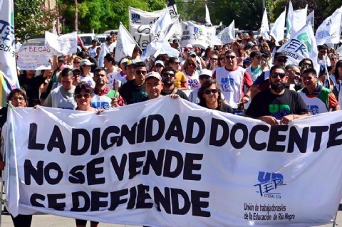 Se le viene la noche a Carreras: paro y movilización docente en reclamo de mejoras salariales