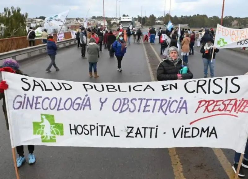 Sigue el paro de Salud y manifestantes cortan el puente que une Viedma con Patagones
