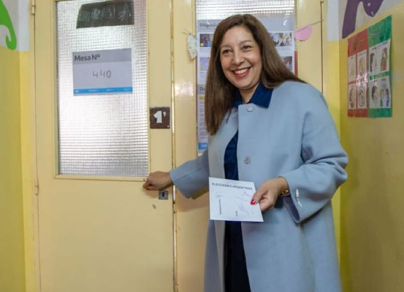 #Elecciones2023: ya emitió su voto la gobernadora Arabela Carreras en Bariloche