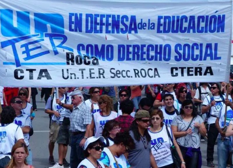 Carreras cedió ante los reclamos de los docentes y ofreció aumentos del 88 por ciento para cerrar la disputa