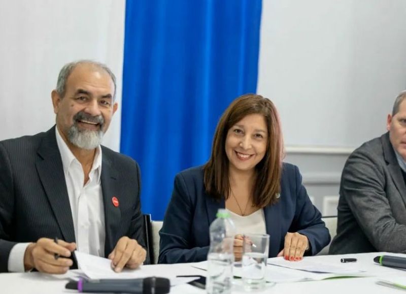 Arabela carreras firmó el convenio para que la provincia tenga un Instituto de Hidrógeno Verde