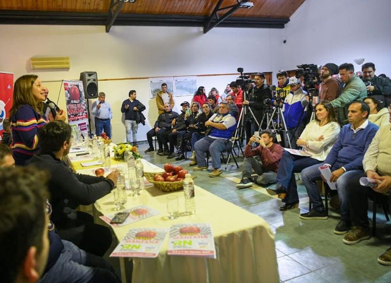 La gobernadora Arabela Carreras presentó la edición número 51 de la Vuelta de la Manzana