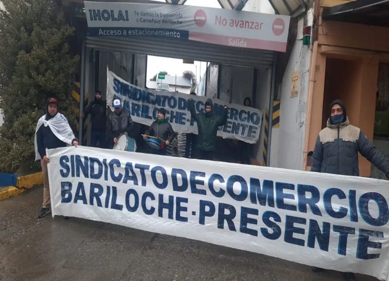 Trabajadores de comercio reclamaron en un supermercado de Bariloche