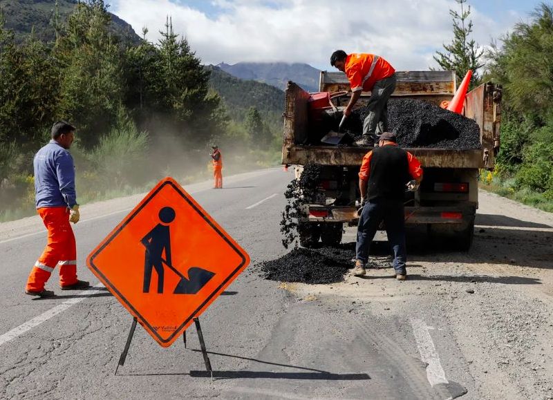 La Provincia trabaja en el bacheo de la Ruta 82 en Bariloche
