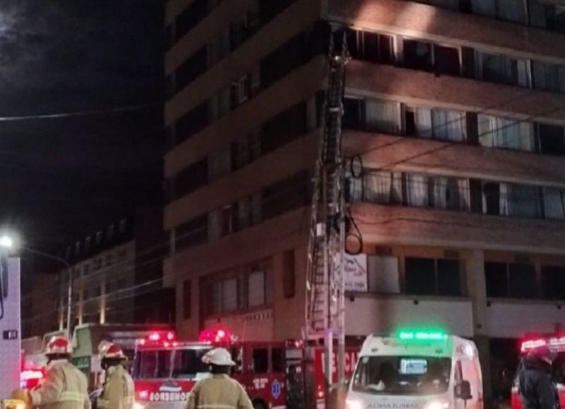 Más de 50 personas se vieron afectadas por un incendio en el edificio Bariloche Center