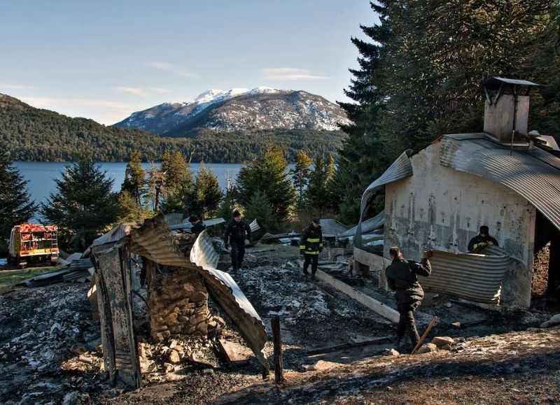 Violencia sin fin en Villa Mascardi: un grupo de encapuchados atacó a una familia y quemó una cabaña
