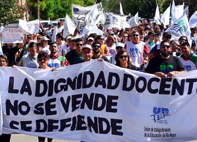 Se le viene la noche a Carreras: paro y movilización docente en reclamo de mejoras salariales