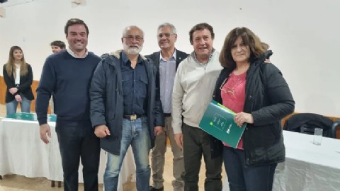 Weretilneck entregó escrituras y licitó una importante obra en Jacobacci