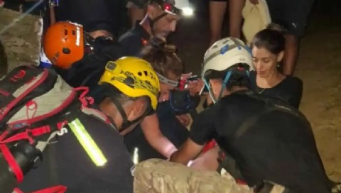 VIDEO | Rescataron en El Bolsón a una turista lesionada cuando subía al refugio Hielo Azul