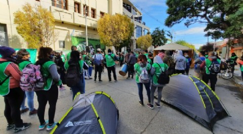 Este miércoles se debatirá el pase a planta permanente y ATE acampa en vigilia para su aprobación