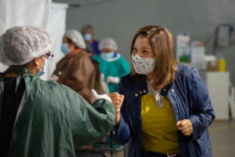 Arabela Carreras visitó el vacunatorio de la Capital