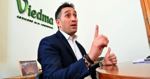 En plena crisis e inundaciones, Marcos Castro habría abandonado Viedma para irse a Europa