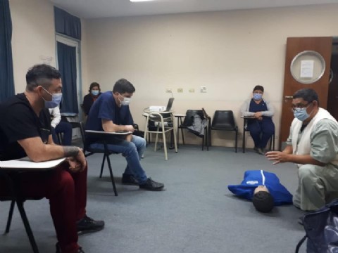 Ante la saturación del personal medico del Hospital Zatti,  personal de apoyo pasan a ser camilleros