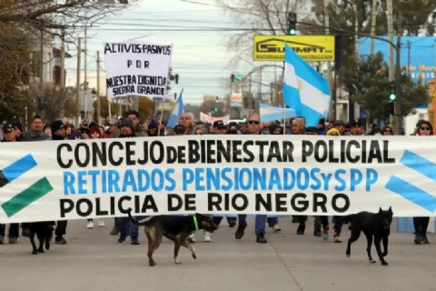 Policías vuelven a marchar a Viedma para exigir recomposición salarial