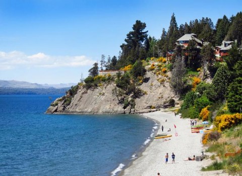 Fuerte reclamo al Municipio de Bariloche por no implementar el acceso a playas públicas en los lagos
