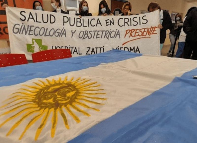 Mientras el ministro Thalasselis posa en el hospital Zatti, ASSPUR denuncia vaciamiento del sistema de salud provincial