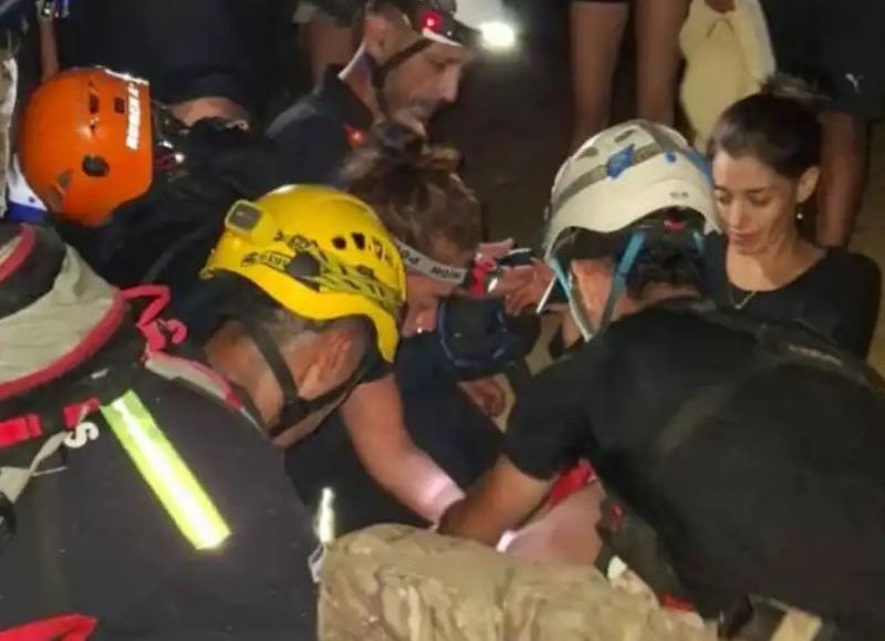 VIDEO | Rescataron en El Bolsón a una turista lesionada cuando subía al refugio Hielo Azul