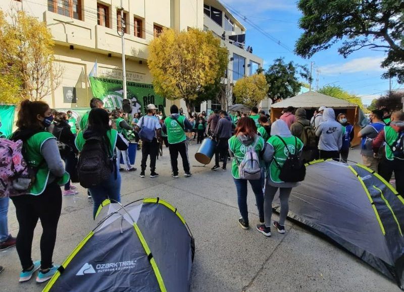 Este miércoles se debatirá el pase a planta permanente y ATE acampa en vigilia para su aprobación