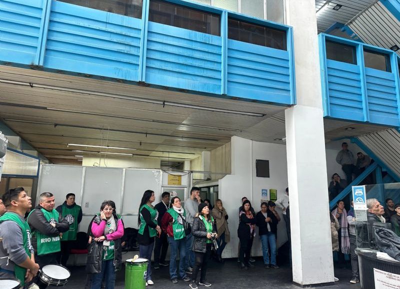 El Gobierno provincial da marcha atrás con la quita de horas extras tras la presión de ATE