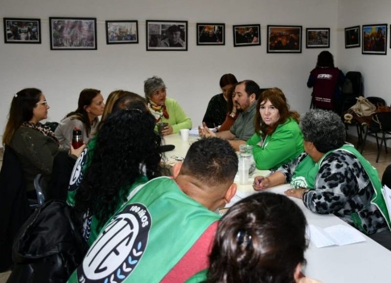 Educación avanza en el pase a contrato de personal con horas cátedra