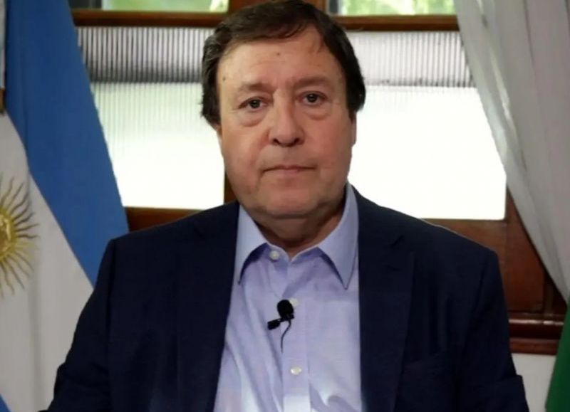 Surgen chats que conectan a Weretilneck con capitales del Golfo y un estadio desmontable