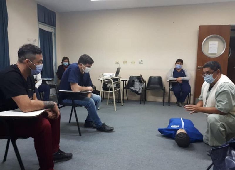 Ante la saturación del personal medico del Hospital Zatti,  personal de apoyo pasan a ser camilleros