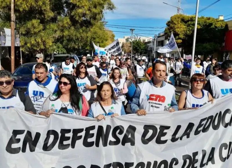 Los docentes salieron a las calles a protestar contra el Gobierno