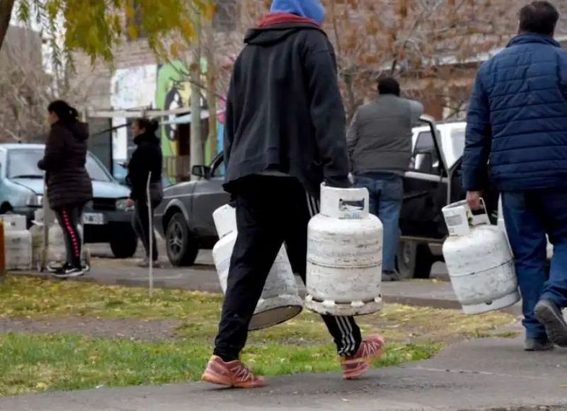 ¿Plan de austeridad?: exigen al Gobierno provincial más garrafas por familia
