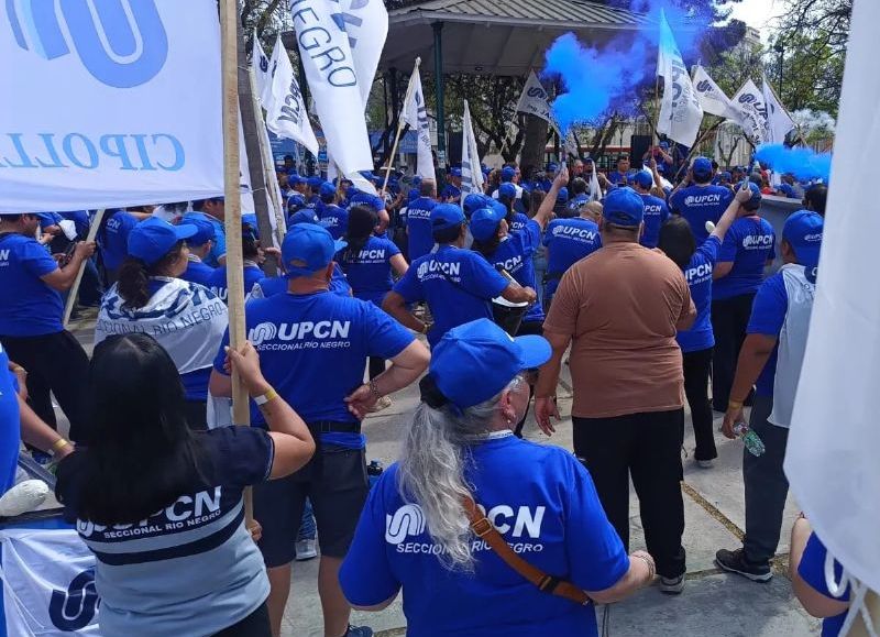 UPCN sorprendió con una masiva marcha en Viedma: fuerte reclamo salarial